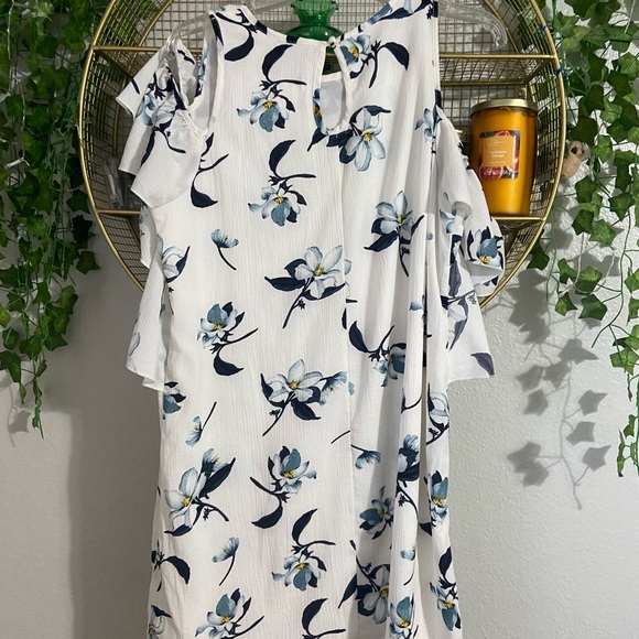 - Floral dress by Papermoon.  Size Medium. Used in like new condition - Picture 3 of 4